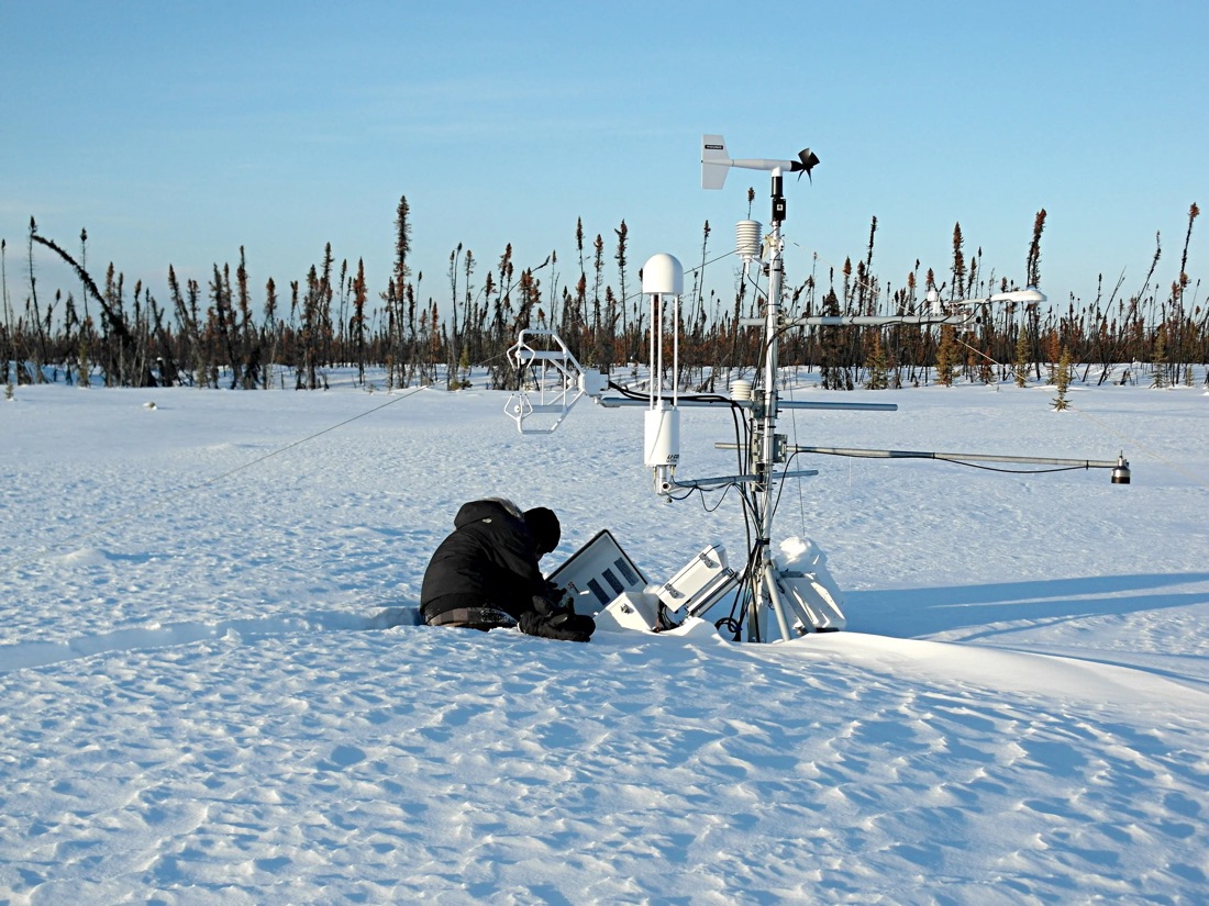 Messinstrumente im Schnee an der Scotty Creek Research Station