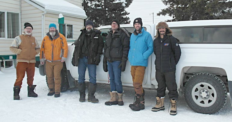 Das Wiederaufbau-Team vor einem Pick-up im Schnee