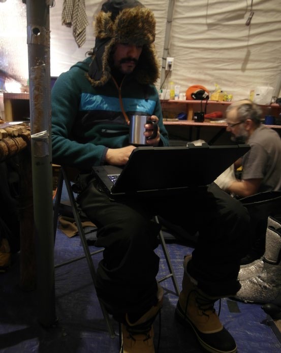 Arbeit an Laptops im Zelt