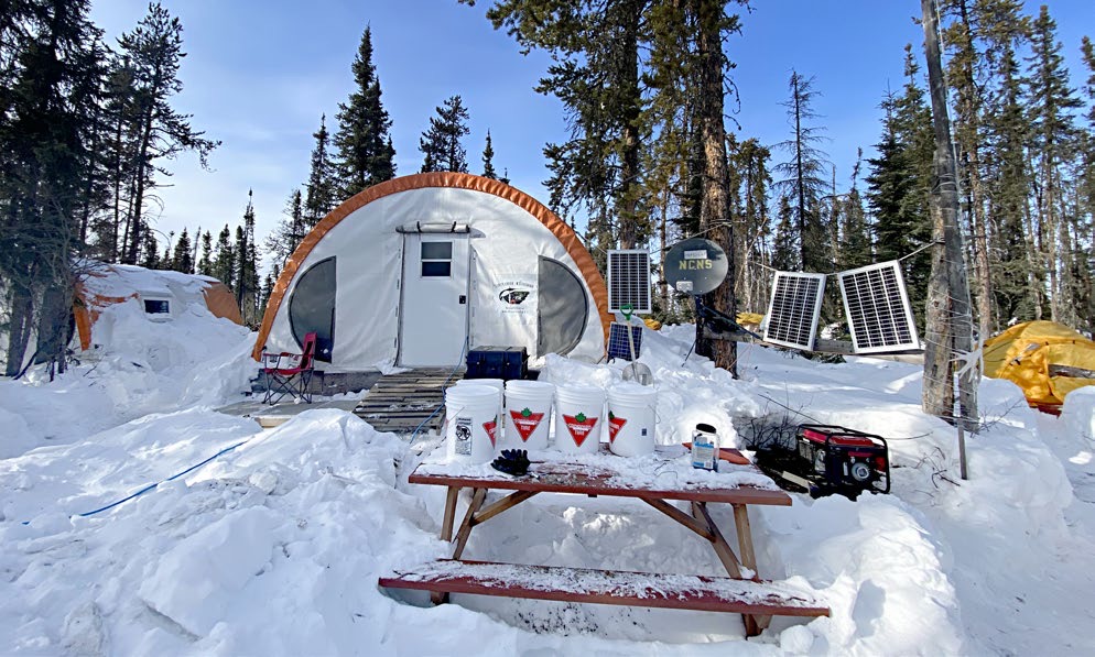 Hauptzelt der Scotty Creek Research Station im Schnee